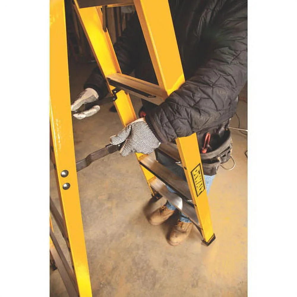 Dewalt Fiberglass Step Ladder, 4-Foot, Type IA, 300-Pound Load Capacity – DXL3010-04